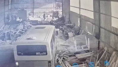 Tartıştığı babasının çalıştığı atölyeye minibüsle dalan oğul tutuklandı