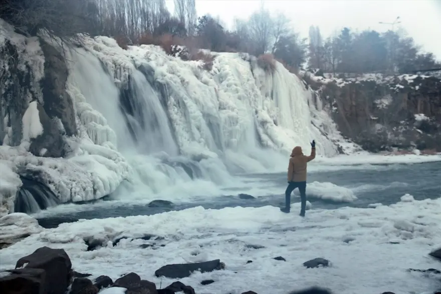 Van'da doğa harikası Muradiye Şelalesi kısmen dondu 4 Van'da doğa harikası Muradiye Şelalesi kısmen dondu 4