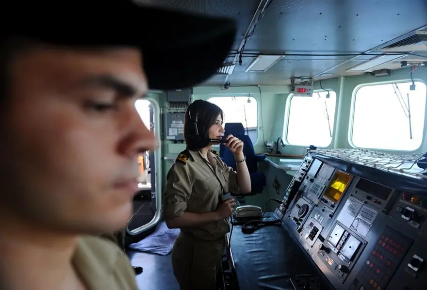 Savaş gemisinde kadın olmak 12