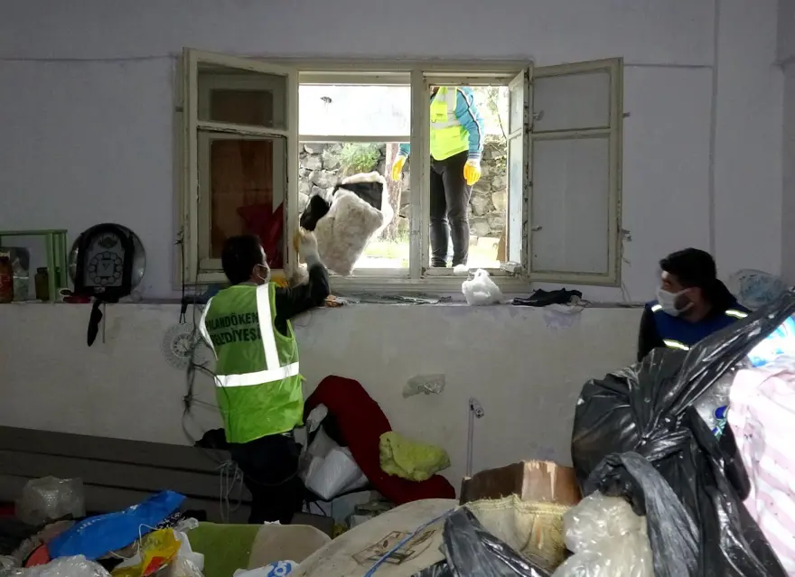 Apartman sakinleri kokudan isyan etti: Daireden 2 kamyon çöp çıktı 1