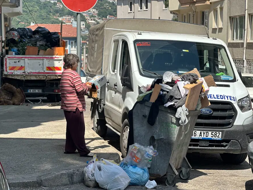 Kötü koku apartmanı sardı! Ekiplere kapıyı bile açmadılar, 3 kamyon çöp zorla çıkarıldı 5