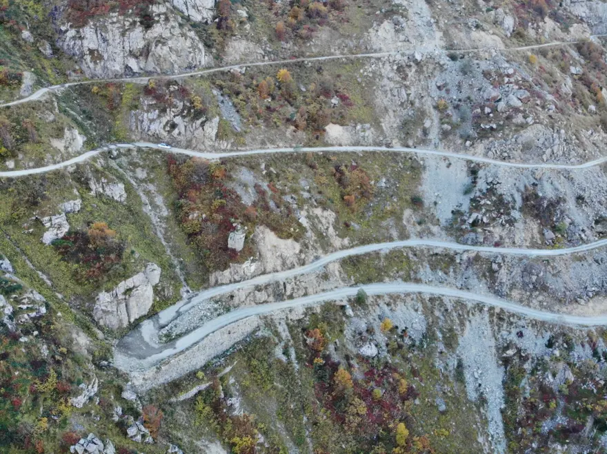 'Dünyanın en tehlikeli yolu' Derebaşı Virajları'ndan geçmek cesaret istiyor 1