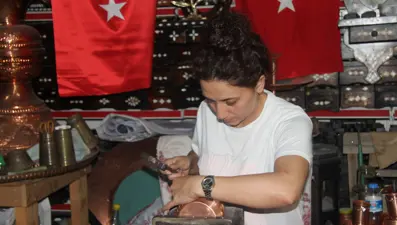 Erkek işi diyenlere inat bakır işleme ustası oldular