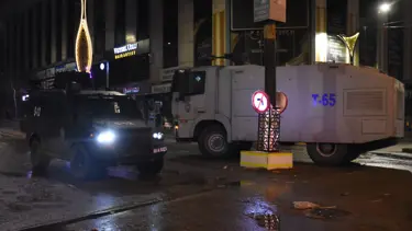 Van'da YSK'nın kararı sonrası güvenlik güçlerine taş atanlara polis müdahale etti