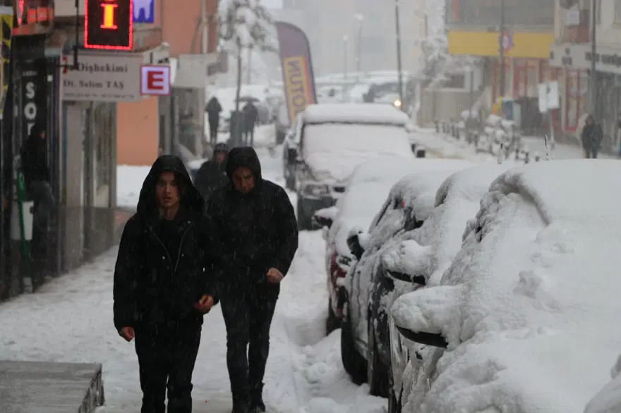 Hakkari’degece kar bastırdı, taşımalı eğitime ara verildi 1