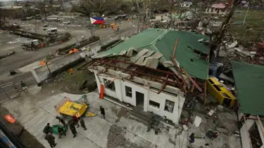 Tsunami gibi tayfunda 10 bin ölü