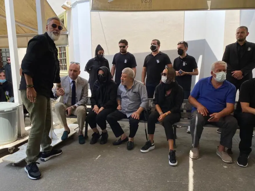 Ebru Gündeş annesini son yolculuğuna uğurladı 14