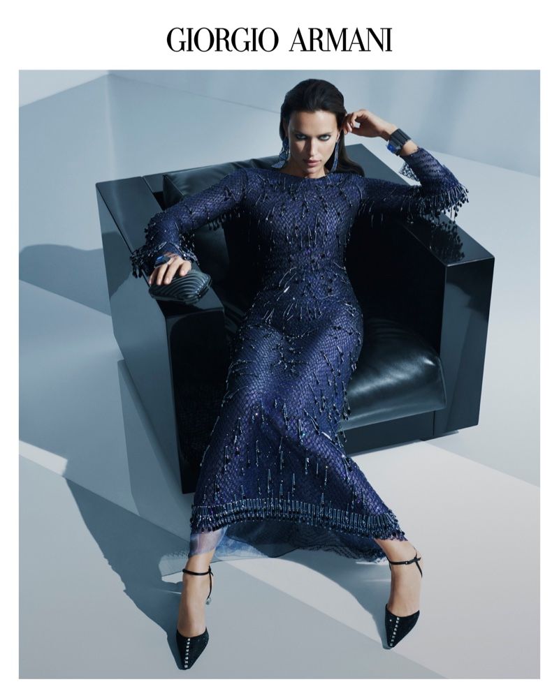 Irina Shayk, Giorgio Armani'nin Sonbahar 2022 kampanyasında
