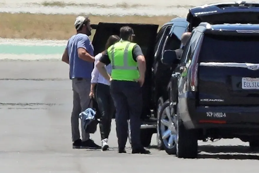 Ben Affleck ile Ana de Armas'dan özel jetle tatile çıktı 1