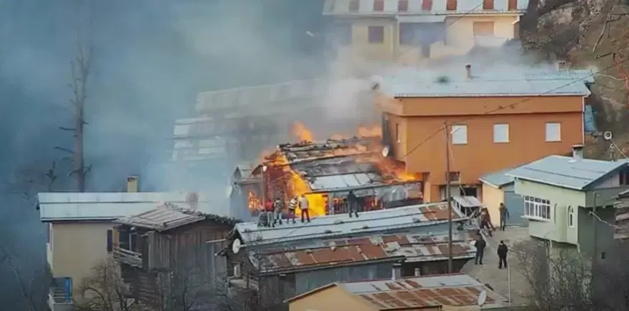 Rize'de Gölyayla köyünde çıkan yangına müdahale devam ediyor: 9 ev zarar gördü 6
