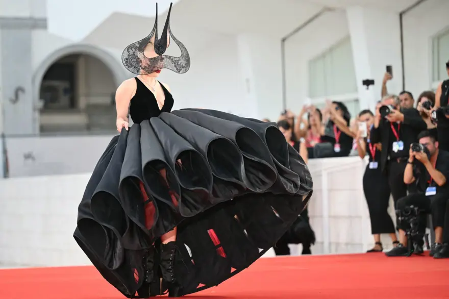 PERFORMANSINA ÖVGÜ YAĞDI 3