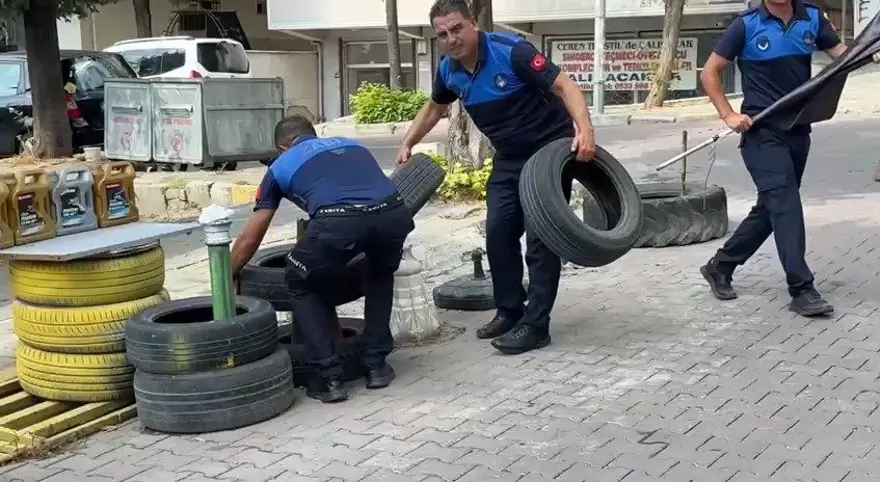 Kaldırım işgalcilerine denetim! Yüzlerce duba, lastik, palet, flama toplandı 2