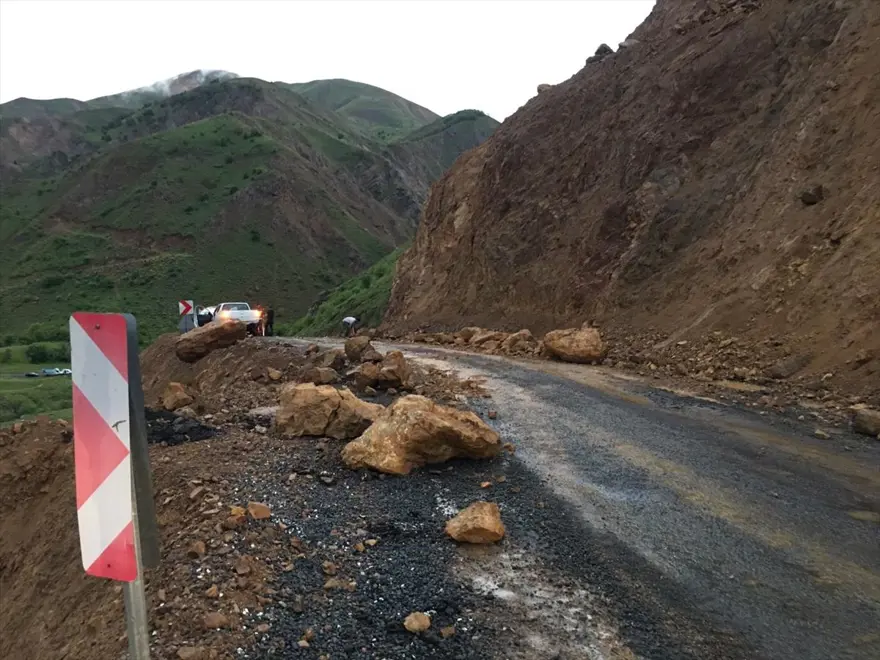 Bingöl'de 5,7 büyüklüğünde deprem: Bir şehit, 18 yaralı 22