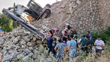 İnşaat alanında toprak kayması: Operatörü kurtarmak için çalışma başlatıldı