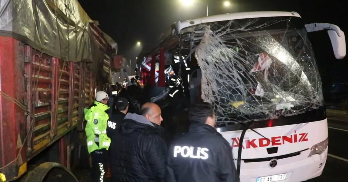Denizli'de yolcu otobüsü TIR'a çarptı: 1 ölü, 20 yaralı | NTV Haber