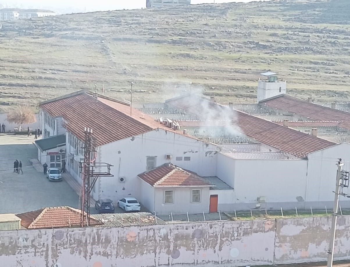 Cezaevindeki tatbikat gerçek sanıldı, dumanı görenler 112’yi aradı