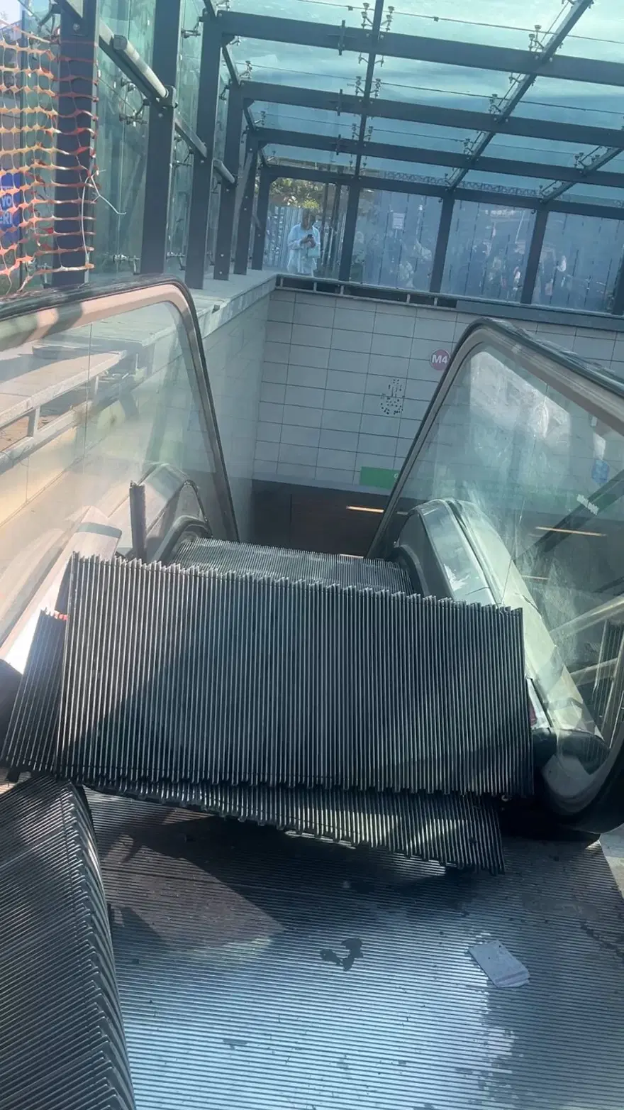 Ünalan metrosunda yürüyen merdivenin basamağı kırıldı: Yoğunluk oluştu 