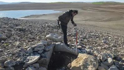 Keban Baraj Gölü'nde suyun çekilmesiyle tarihi höyükler de gün yüzüne çıktı