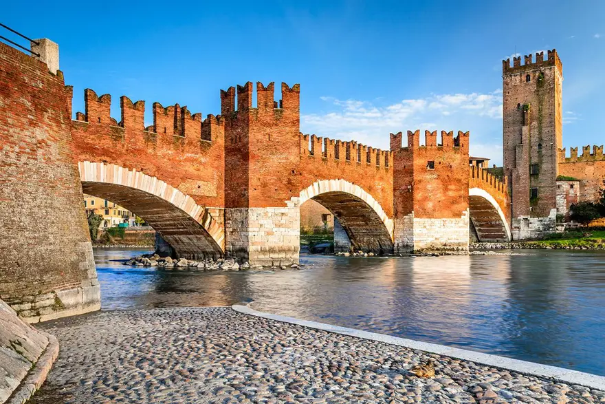 verona gezi rehberi, verona rehberi, verona gezilecek yerler, verona görülecek yerler, romeo ve juliet'in şehri, Adige Irmağı, Bra Meydanı, Casa di Giulietta, Castelvecchio, Erbe Meydanı, Via Mazzini 8
