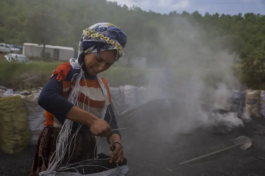 Ekmeklerini mangal kömüründen çıkarıyorlar 13