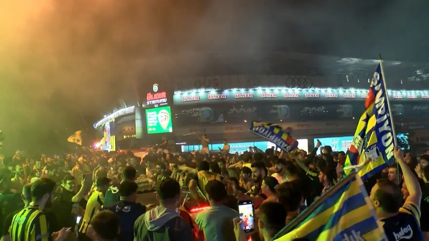 Fenerbahçeli taraftarlar, Kadıköy'de kupa zaferini kutladı 2
