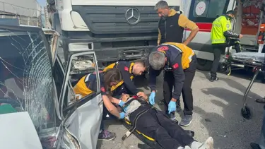 Kavşakta TIR ve otomobil kazası