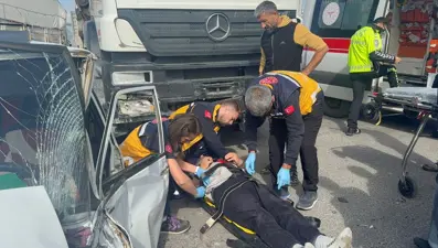 Kavşakta TIR ve otomobil kazası