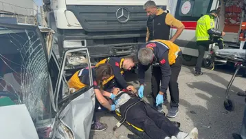 Kavşakta TIR ve otomobil kazası