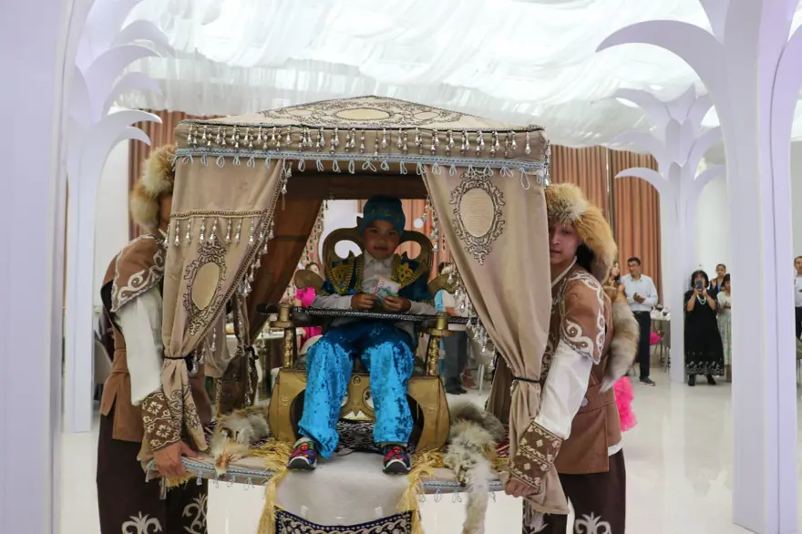 Kazakistan'da ilginç gelenek: Doğduğundan beri uzattığı saçları merasimle kesildi 8