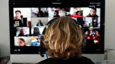 900 kişi Zoom toplantısıyla kovuldu