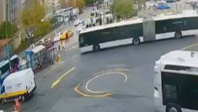 İstanbul'da metrobüs duvara çarptı