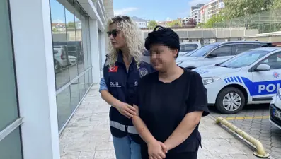 Annesini 11 yerinden bıçakladı