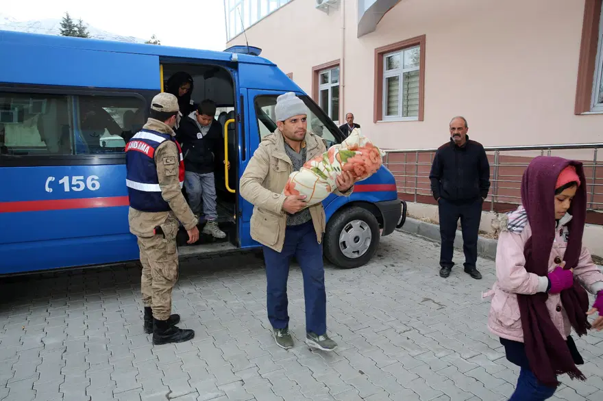 Erzincan'da bir otobüste 165 kaçak göçmen 