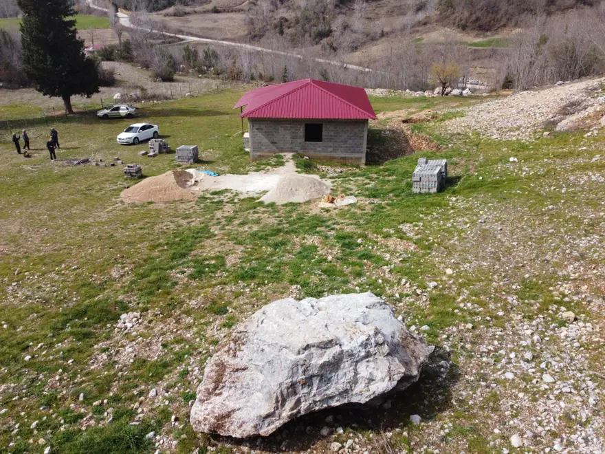 Osmaniye'de depremde dağdan kopan kaya, eve 20 metre kala durdu 4