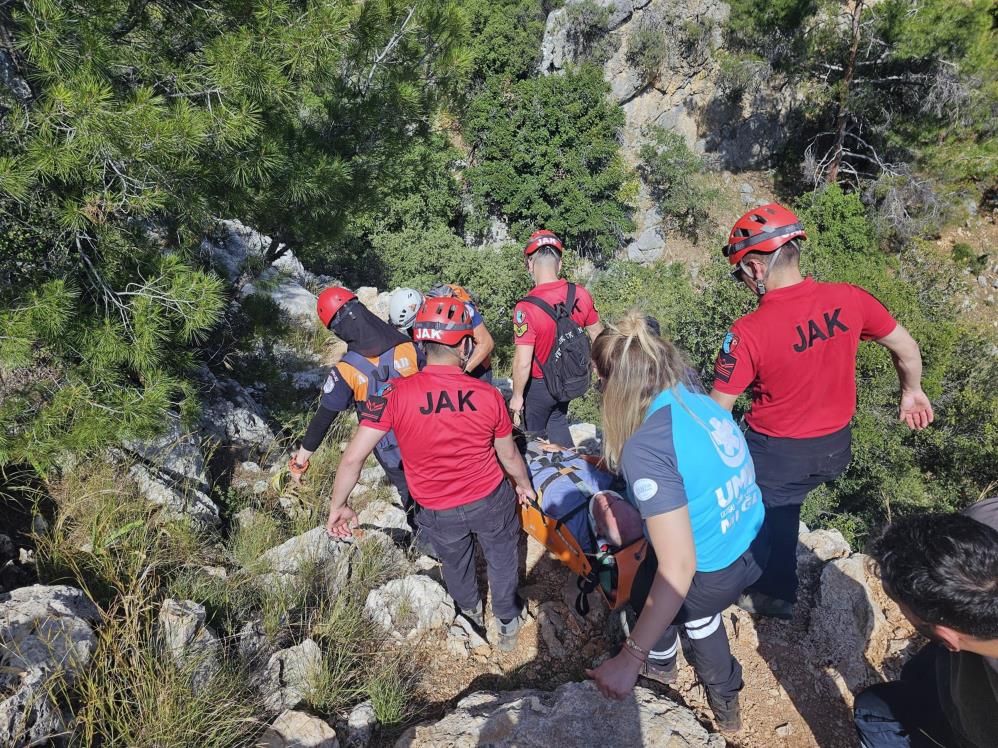 Likya Yolu’nda düşen turisti ekipler kurtardı