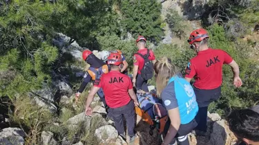 Likya Yolu’nda düşen turisti ekipler kurtardı