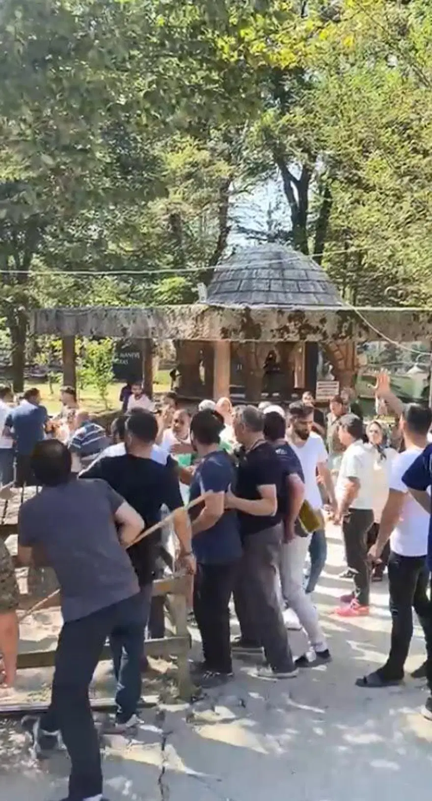 Türbede tekme tokat kavga Türbede tekme tokat kavga