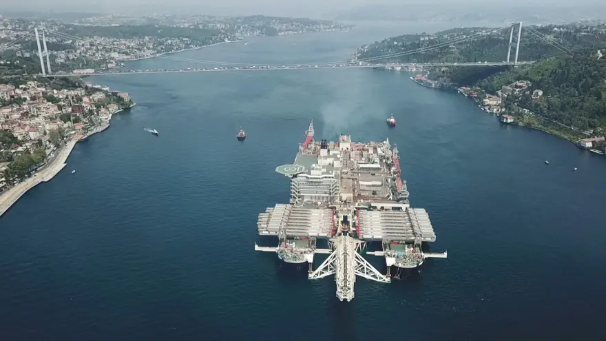 Pioneering Spirit, İstanbul Boğazı'ndan geçti 12