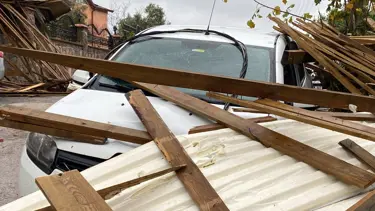 Kocaeli'de çatı uçtu: 6 otomobil hasar gördü