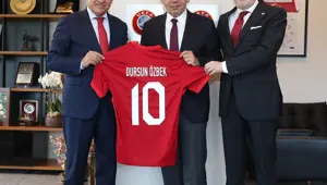 Galatasaray Başkanı Özbek'ten TFF Başkanı Büyükekşi'ye ziyaret Galatasaray Başkanı Özbek'ten TFF Başkanı Büyükekşi'ye ziyaret