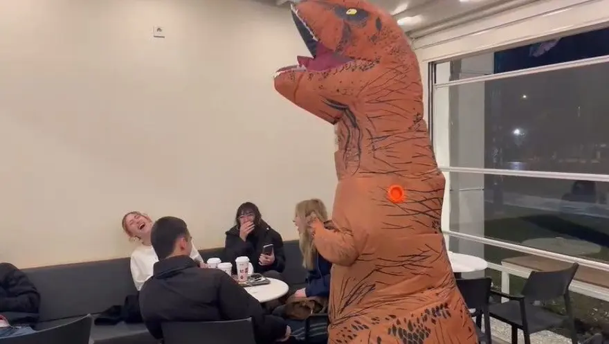 Isparta'da dinozor kimlik kontrolüne takıldı 