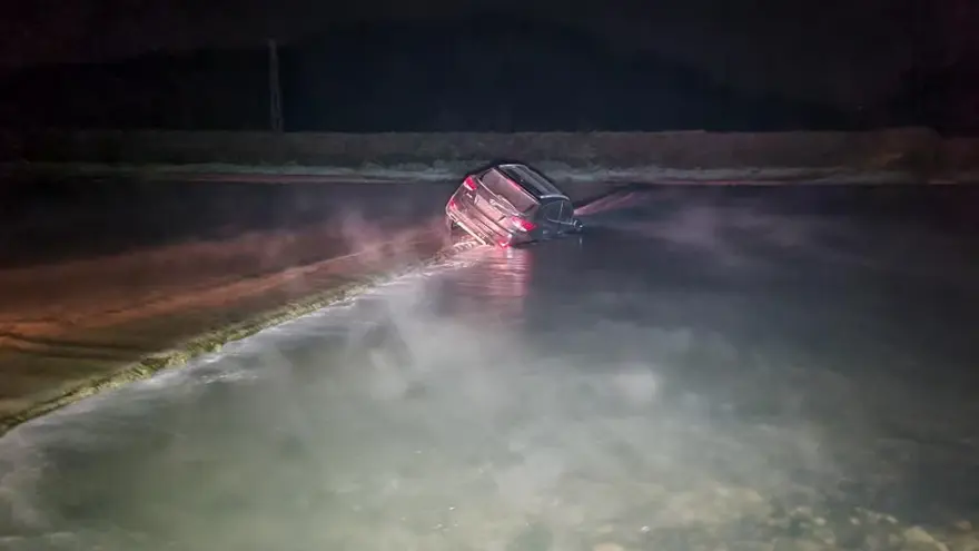 Çaydan karşıdan karşıya geçerken otomobiliyle suya sürüklendi 