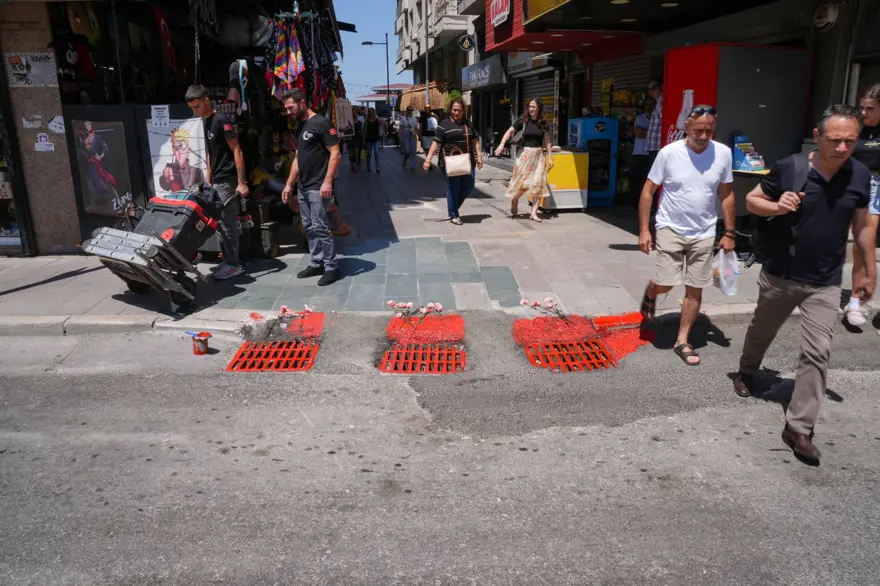 Elektrik faciasının yaşandığı sokakta protesto: Mazgalları kırmızıya boyadılar 1