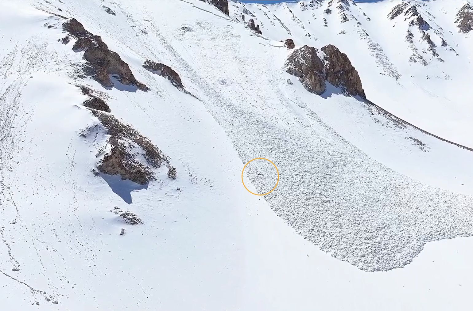 Van'da mucize kurtuluş! Çığ altında kaldı, 60 metre sürüklendi