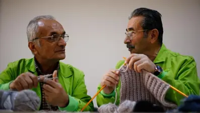 Erkekler Alzheimer’a kazak örerek meydan okuyor