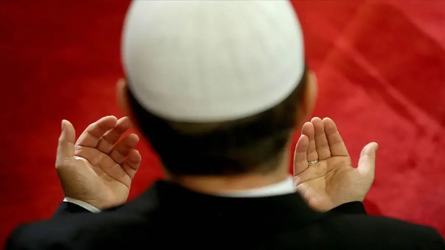 Kandil namazı nasıl kılınır, kaç rekattır? (2025 Diyanet Miraç Kandili namazı kılınışı) 