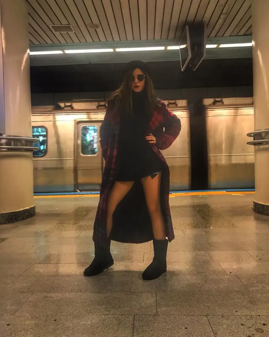 Oyuncu Merve Boluğur otobüste (Toplu taşıma kullanan ünlüler) 63