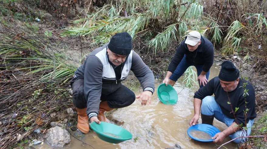 Buz gibi suda altın avı: Haberi duyan koşuyor 1