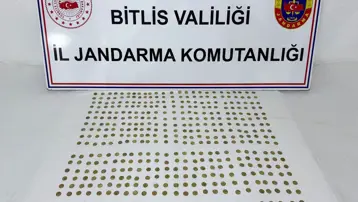 Bitlis'te durdurulan araçtan çıktı: Roma dönemine ait 500 sikke