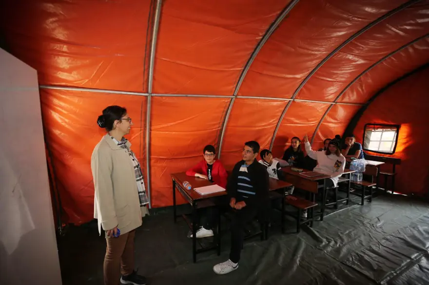 Depremzede öğrencilere çadırda LGS ve YKS kursu 3